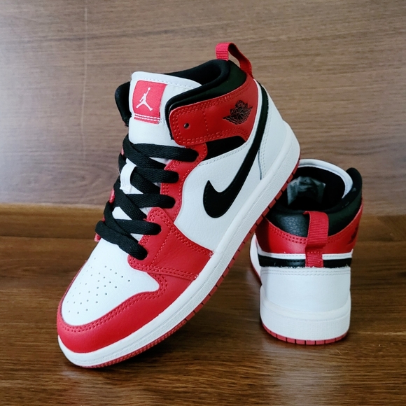 nike air jordan mid chicago